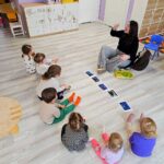 Dzieci podczas zajęć z języka angielskiego