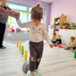 Dziecko przechodzące tor gimnastyczny