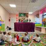 Dzieci oglądające teatrzyk