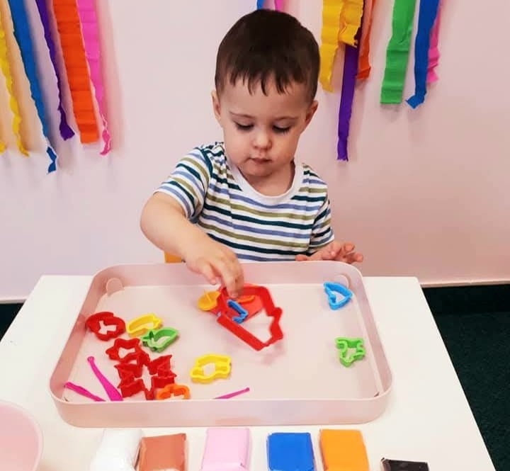 Dziecko zajmujące się zabawkami sensorycznymi