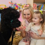 Dzieci podczas zajęć z alpakami